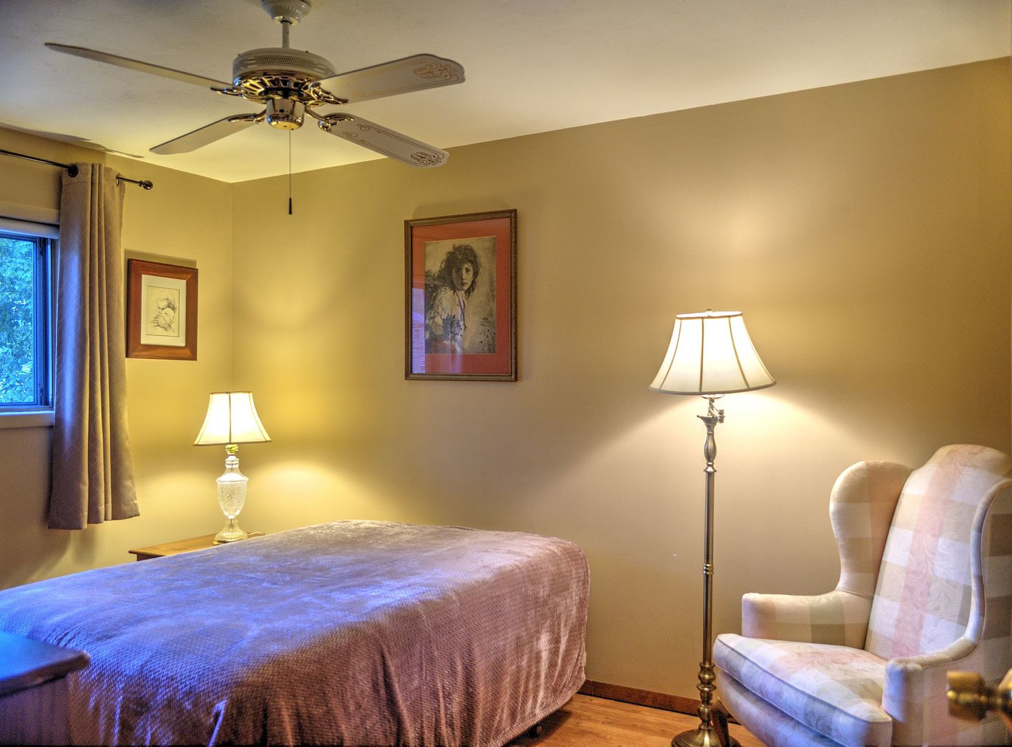530 Redwood Road Bolingbrook, IL 60440 - Photo 12 of 33 a bedroom with a bed and a lamp