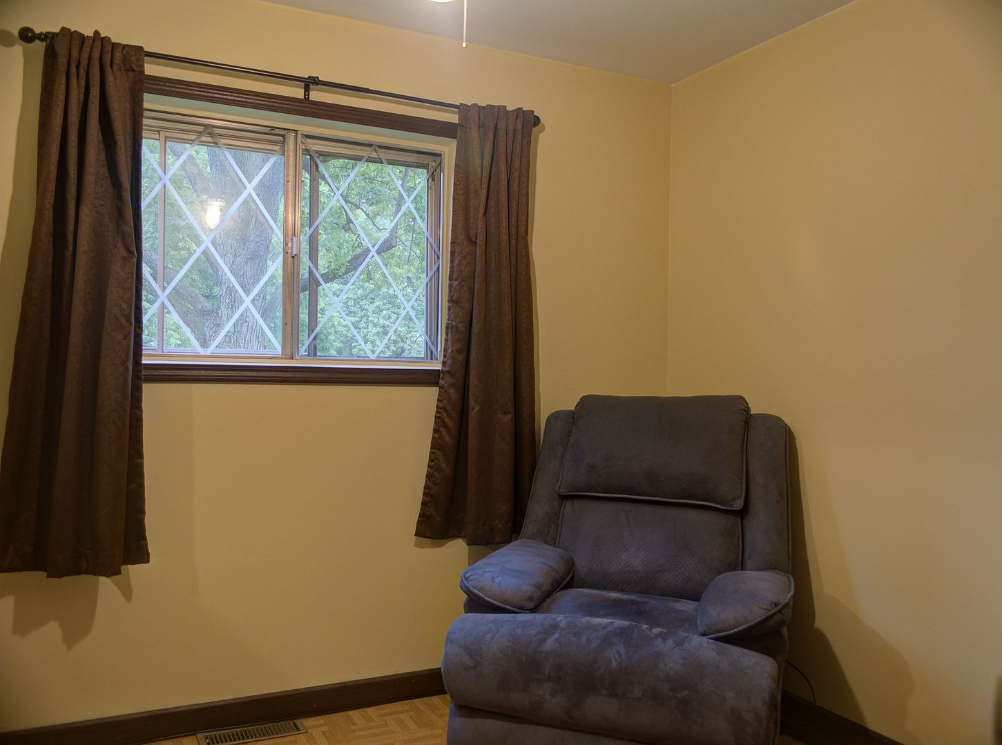 530 Redwood Road Bolingbrook, IL 60440 - Photo 16 of 33 a living room with furniture and a window