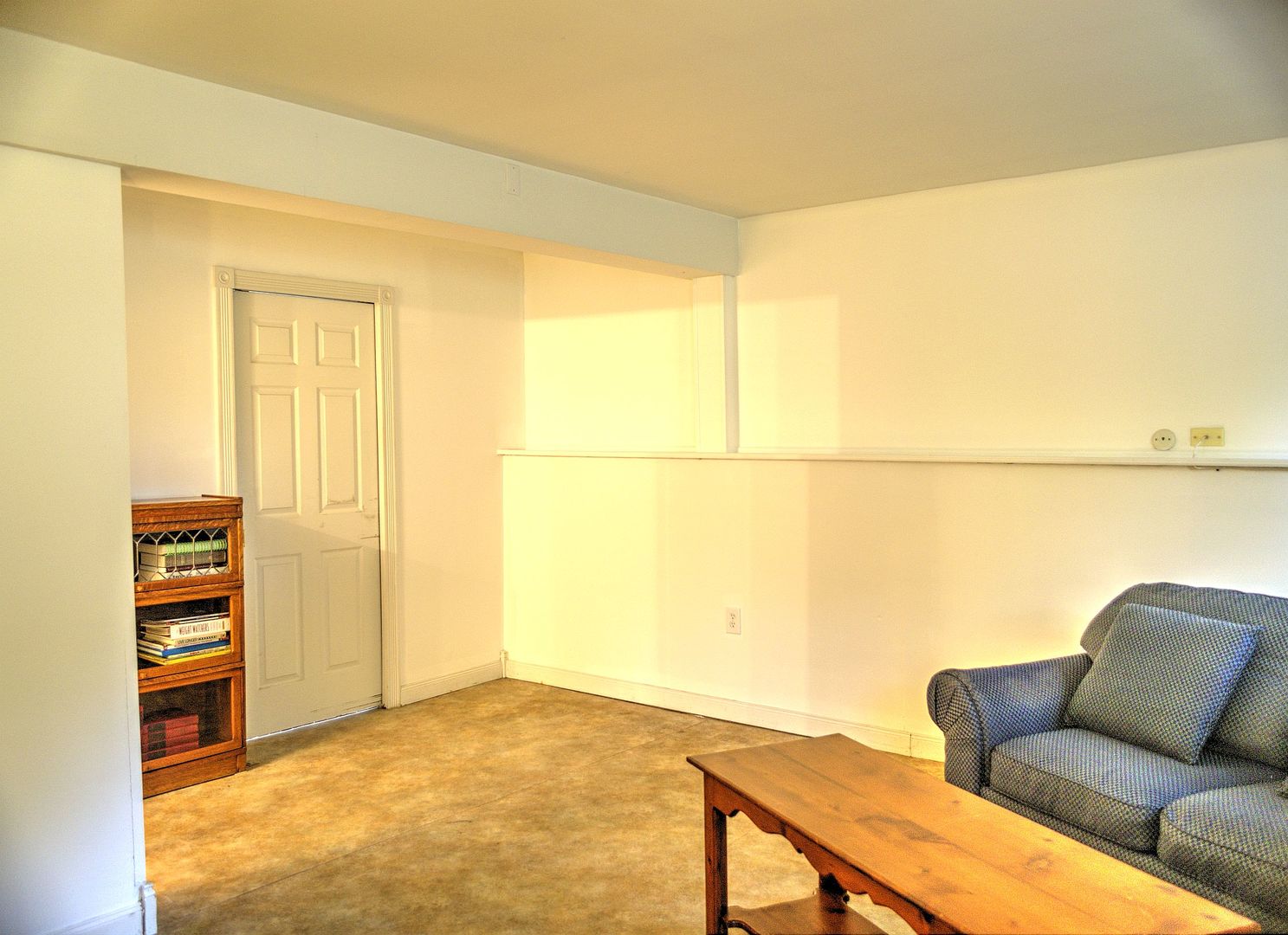 530 Redwood Road Bolingbrook, IL 60440 - Photo 18 of 33 a living room with furniture and a window