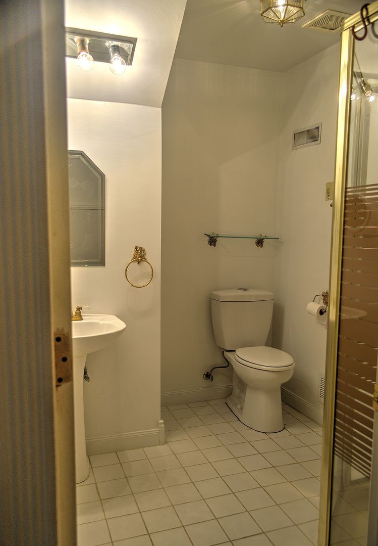530 Redwood Road Bolingbrook, IL 60440 - Photo 20 of 33 a bathroom with a toilet