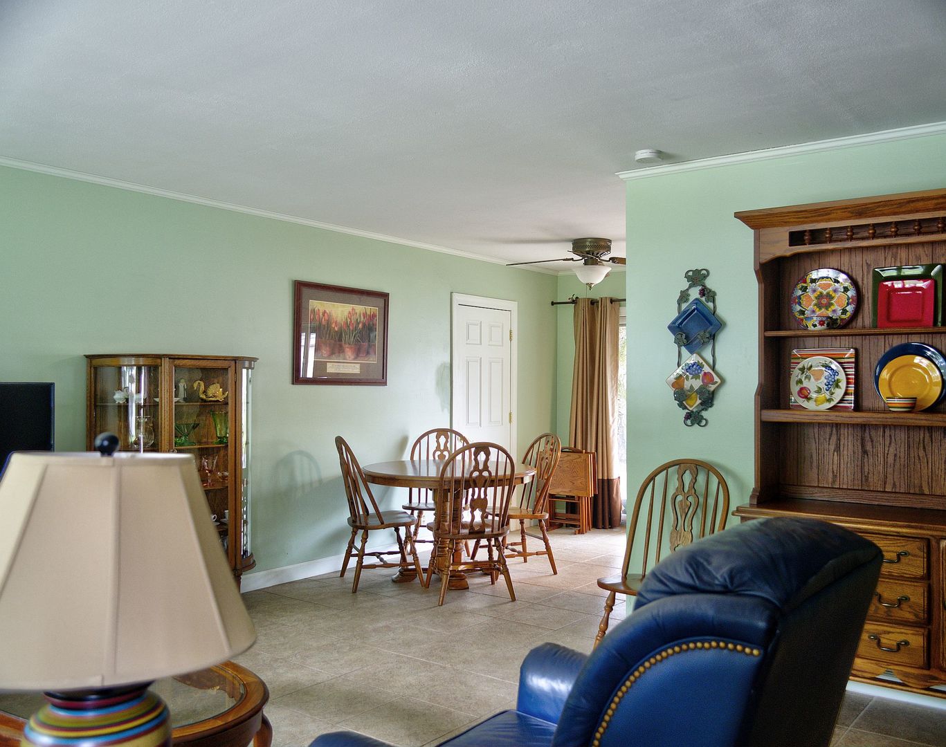 530 Redwood Road Bolingbrook, IL 60440 - Photo 3 of 33 a living room with furniture and white walls