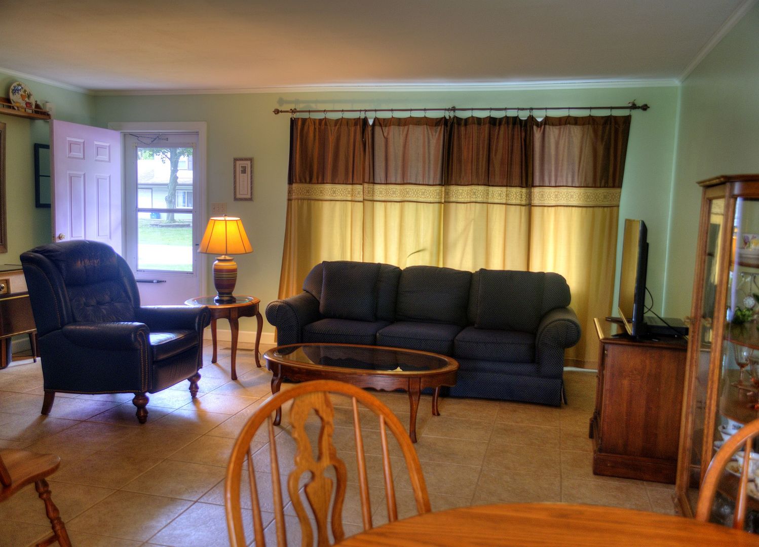 530 Redwood Road Bolingbrook, IL 60440 - Photo 5 of 33 a living room with furniture and a lamp