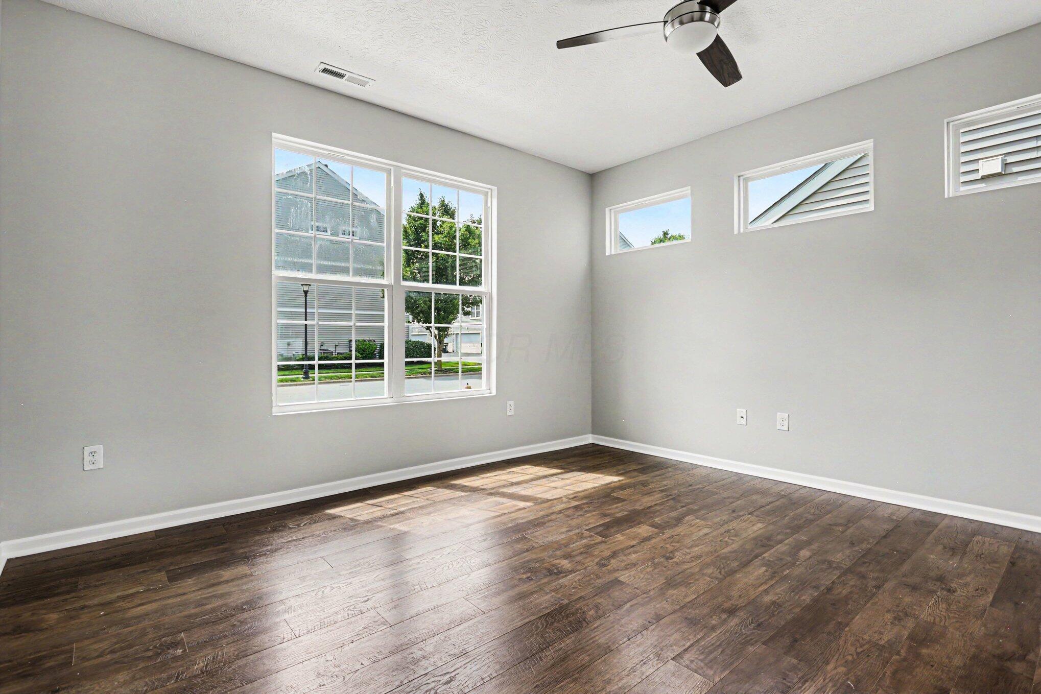 5458 Spring River Avenue Dublin, OH 43016 - Photo 9 of 38 Living Room