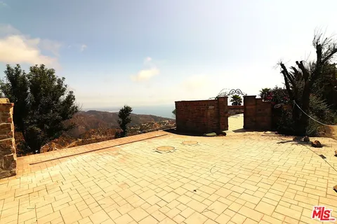 $1,795,000 | 24734 West Saddle Peak Road, Malibu, CA 90265