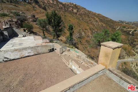 $1,795,000 | 24734 West Saddle Peak Road, Malibu, CA 90265