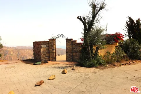 $1,795,000 | 24734 West Saddle Peak Road, Malibu, CA 90265