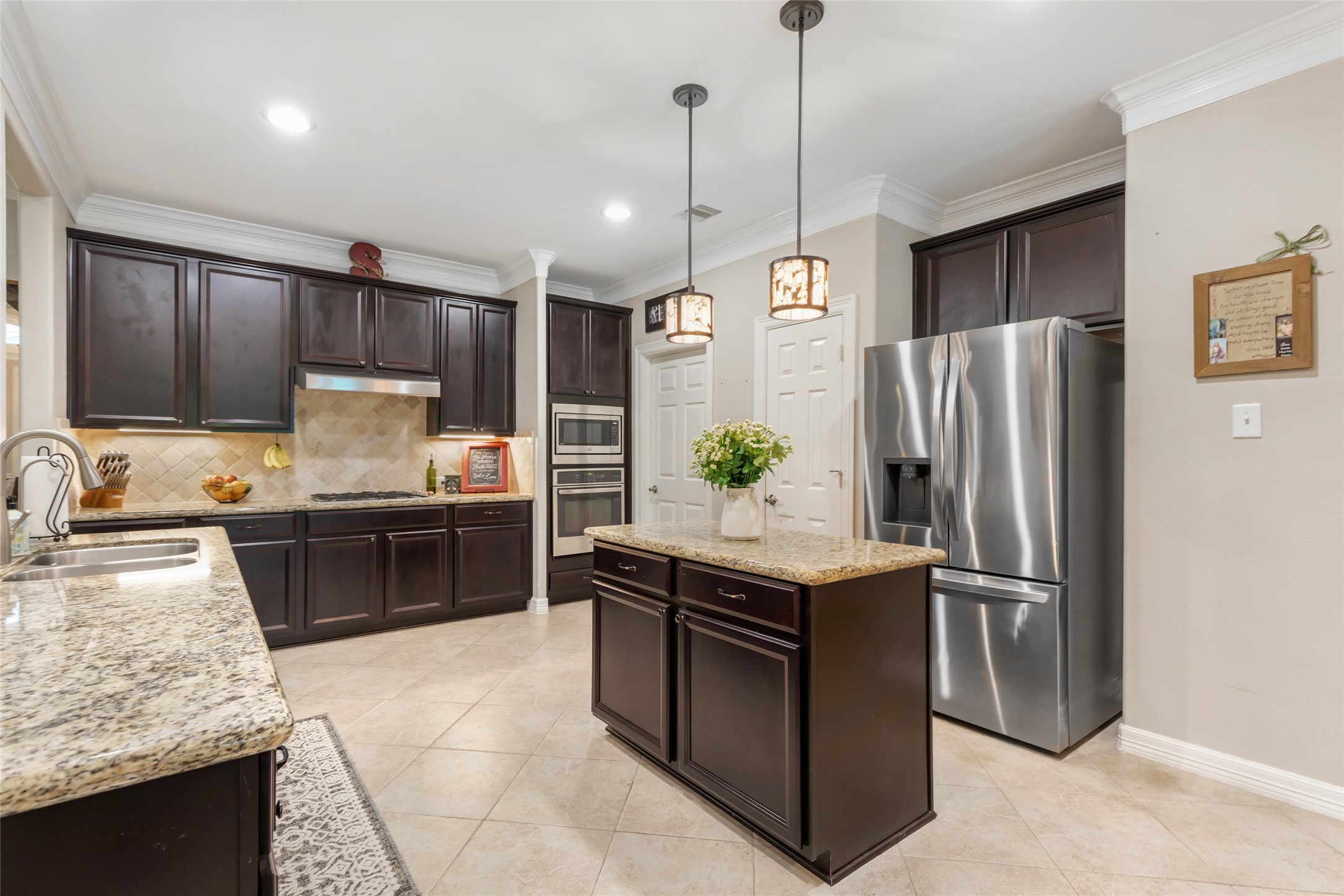 6202 Circle Back Road Baytown, TX 77523 - Photo 23 of 50 Island offers extra counter space and storage