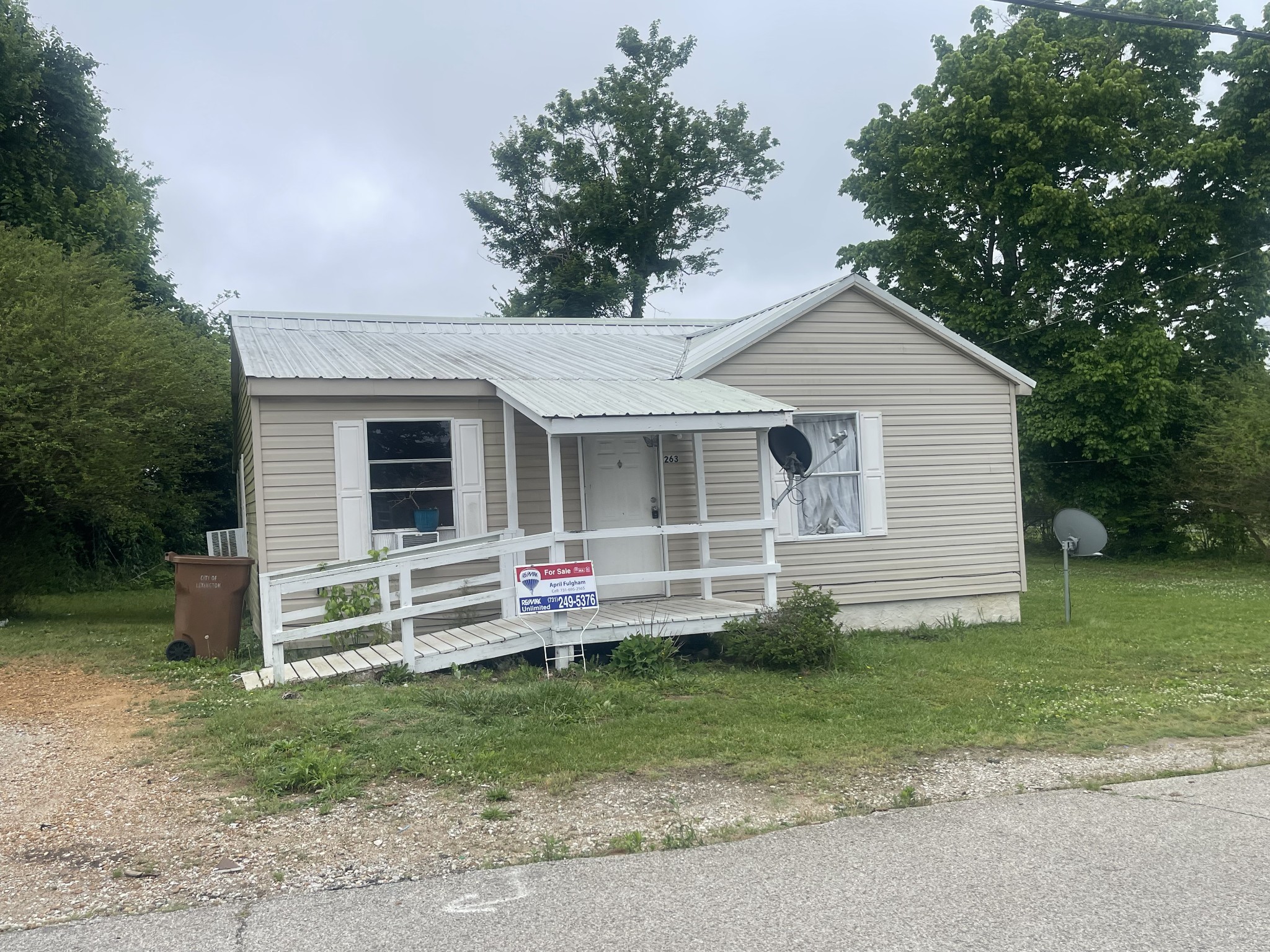 263 Reeves Street Lexington, TN 38351 - Photo 3 of 19 a view of a house with a yard
