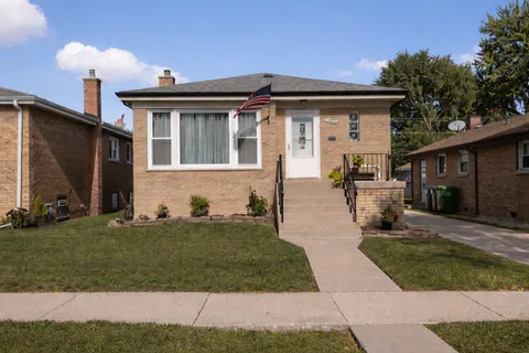 $349,999 | 2854 West 99th Street, Evergreen Park, IL 60805