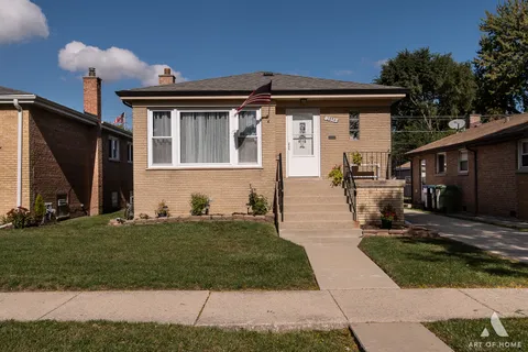 $349,999 | 2854 West 99th Street, Evergreen Park, IL 60805