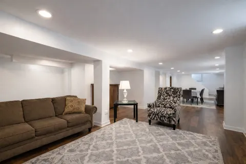 $349,999 | 2854 West 99th Street, Evergreen Park, IL 60805