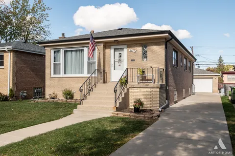 $349,999 | 2854 West 99th Street, Evergreen Park, IL 60805