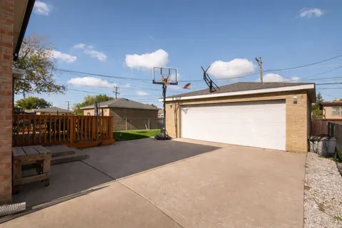 $349,999 | 2854 West 99th Street, Evergreen Park, IL 60805