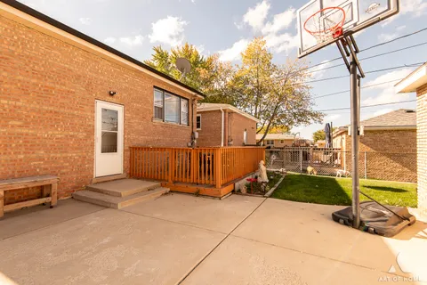 $349,999 | 2854 West 99th Street, Evergreen Park, IL 60805