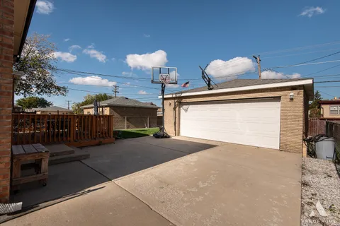 $349,999 | 2854 West 99th Street, Evergreen Park, IL 60805