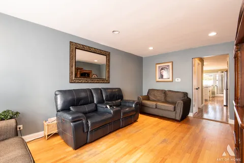 $349,999 | 2854 West 99th Street, Evergreen Park, IL 60805