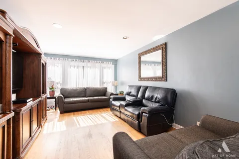 $349,999 | 2854 West 99th Street, Evergreen Park, IL 60805