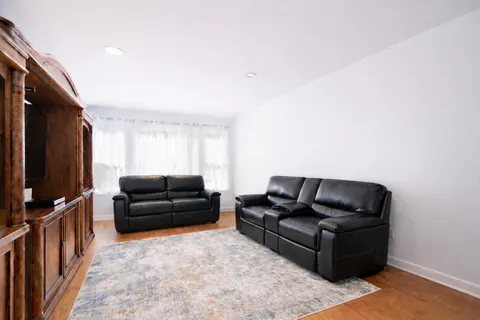 $349,999 | 2854 West 99th Street, Evergreen Park, IL 60805