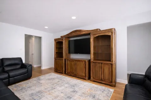 $349,999 | 2854 West 99th Street, Evergreen Park, IL 60805