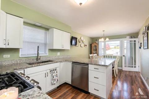 $349,999 | 2854 West 99th Street, Evergreen Park, IL 60805