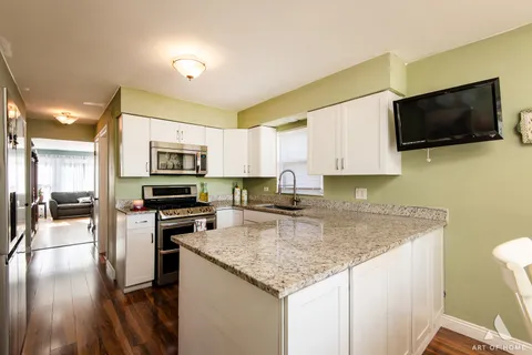 $349,999 | 2854 West 99th Street, Evergreen Park, IL 60805