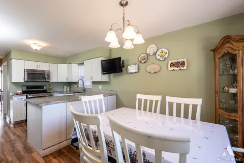 $349,999 | 2854 West 99th Street, Evergreen Park, IL 60805