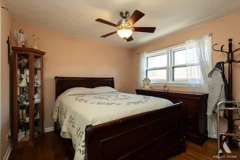 $349,999 | 2854 West 99th Street, Evergreen Park, IL 60805