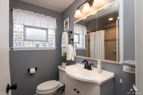 $349,999 | 2854 West 99th Street, Evergreen Park, IL 60805