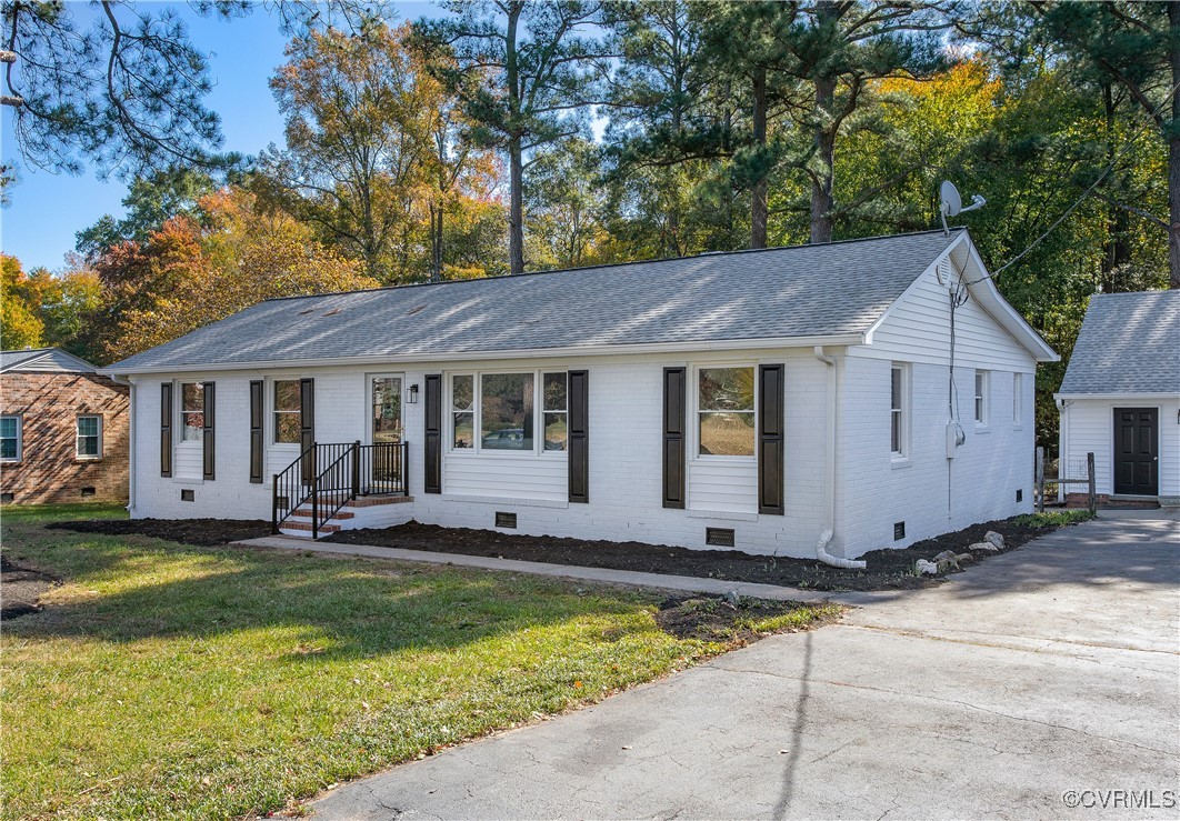 a view of house with swimming pool and yard