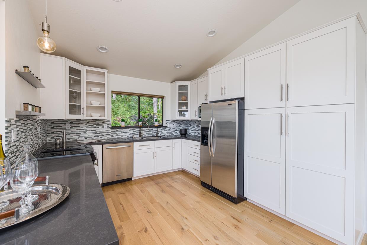 194 Del Monte Road El Granada, CA 94019 - Photo 4 of 54 Gallery Image 4