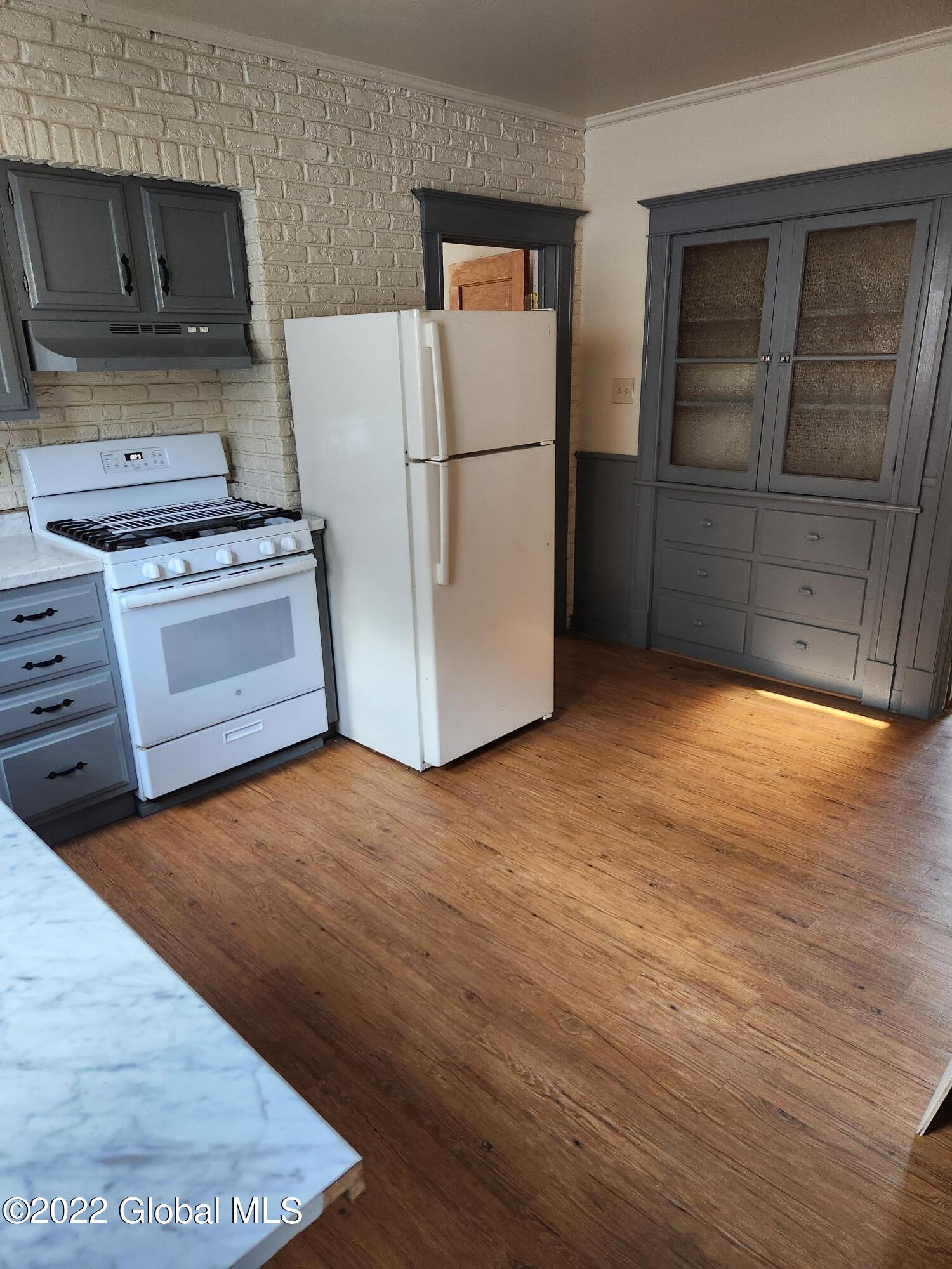 1827 Becker Street Schenectady, NY 12304 - Photo 11 of 25 20221012_100051