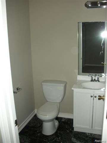 36799 Chesapeake Road Farmington, MI 48335 - Photo 17 of 24 HALF BATH