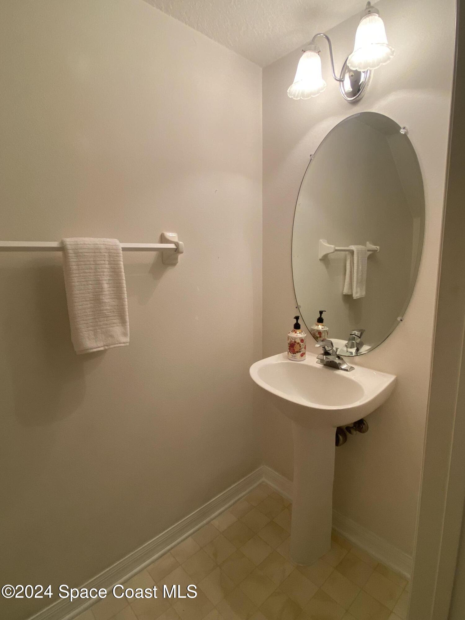 1420 Hampton Park Lane Melbourne, FL 32940 - Photo 5 of 20 a bathroom with a sink a mirror and vanity