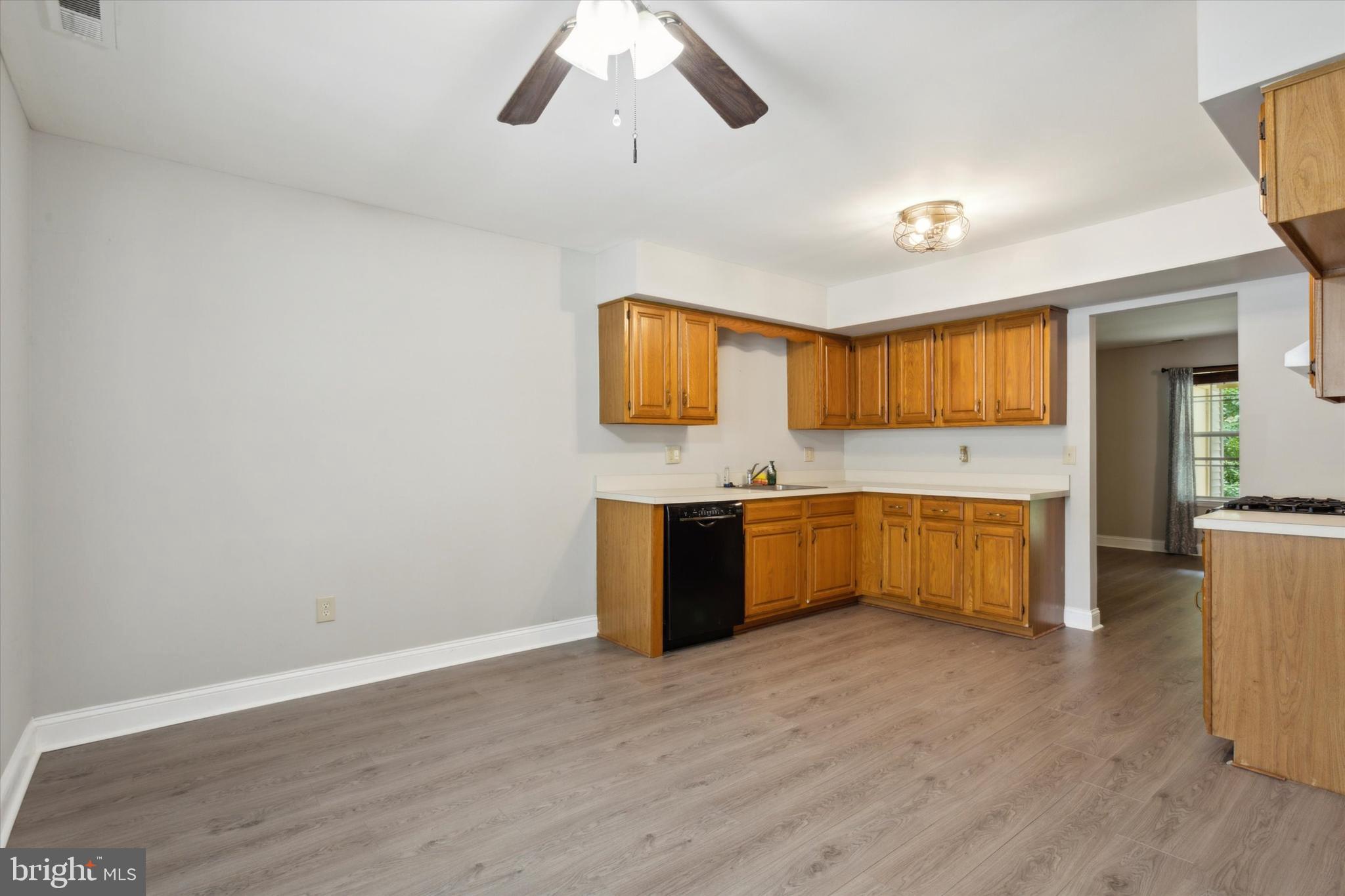 14 Summit Court Clementon, NJ 08021 - Photo 2 of 21 Gallery Image 2