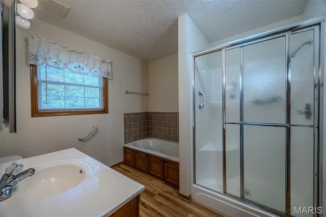 $335,900 | 24901 Englewood Lane, Lebanon, MO 65536