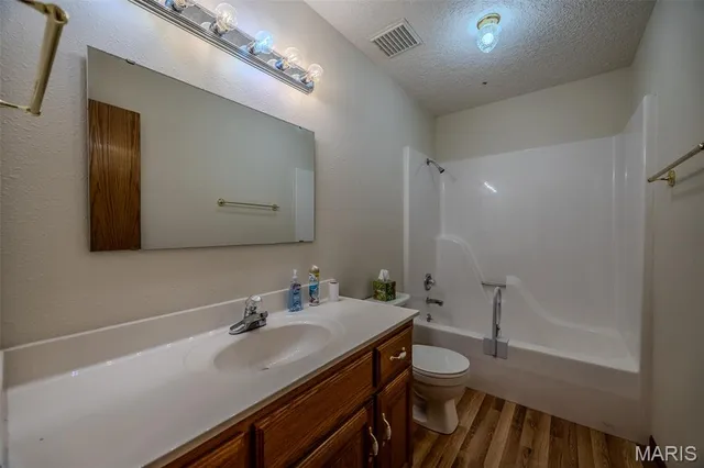 $335,900 | 24901 Englewood Lane, Lebanon, MO 65536