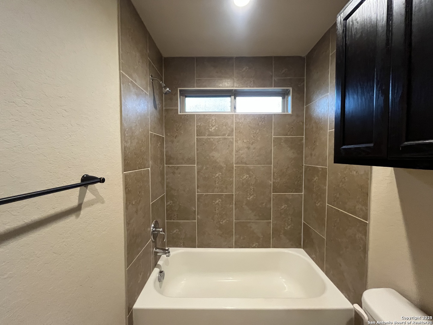 6514 Marcel Way, Unit 103 San Antonio, TX 78233 - Photo 18 of 28 a bathroom with a bathtub