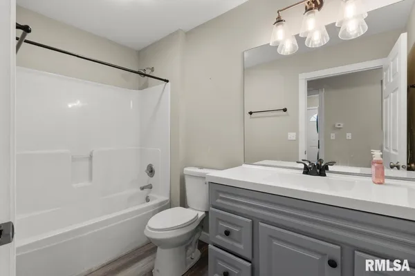 $1,600 | 3005 North Molleck Drive, Peoria, IL 61604