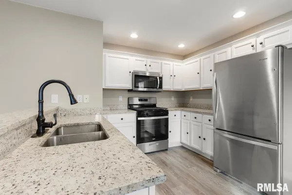 $1,600 | 3005 North Molleck Drive, Peoria, IL 61604