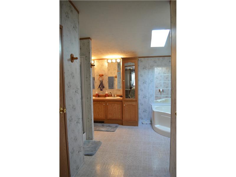 431 Bonniebrook Road Butler, PA 16002 - Photo 11 of 22 Master Bath/Spa.