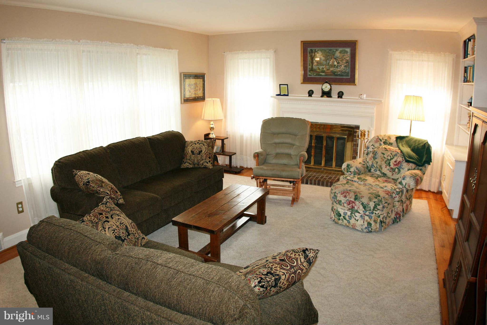 1835 Glen Ridge Road Baltimore, MD 21286 - Photo 4 of 30 a living room with furniture fireplace and mirror