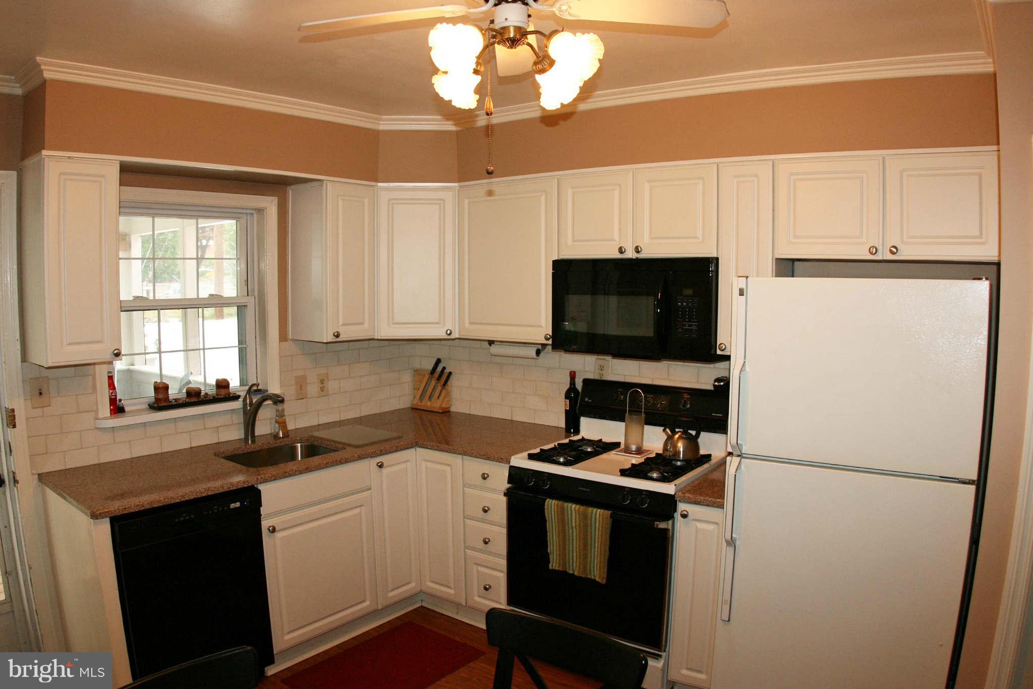 1835 Glen Ridge Road Baltimore, MD 21286 - Photo 7 of 30 a kitchen with a refrigerator stove and microwave
