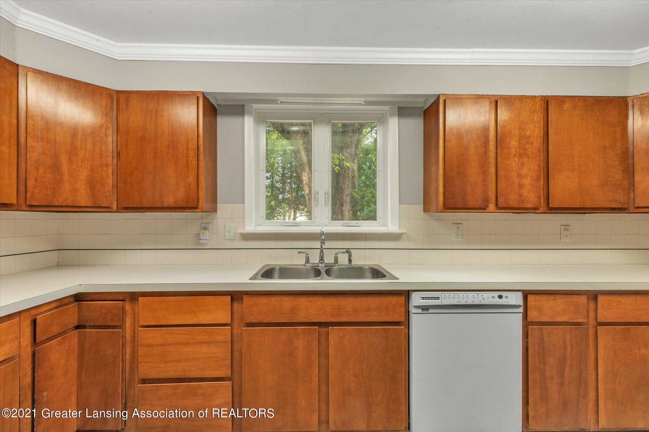 131 West Miller Road Lansing, MI 48911 - Photo 13 of 48 Kitchen
