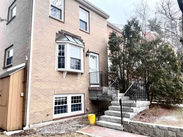 $2,600 | 83 Derryfield Court, Manchester, NH 03104