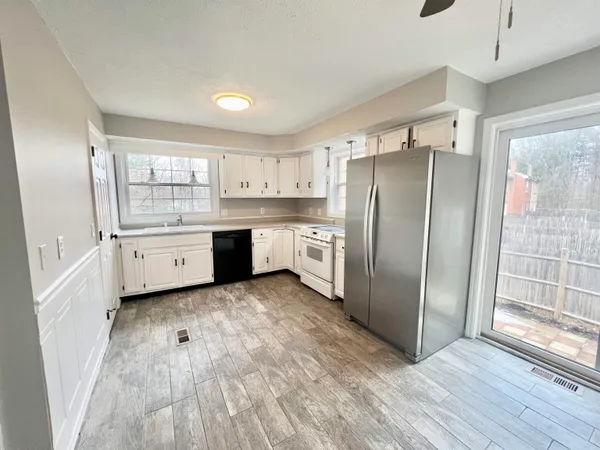 $2,600 | 83 Derryfield Court, Manchester, NH 03104