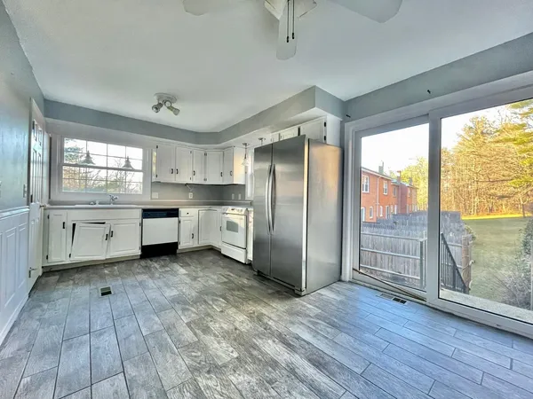 $2,600 | 83 Derryfield Court, Manchester, NH 03104