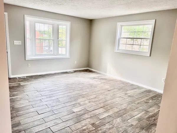 $2,600 | 83 Derryfield Court, Manchester, NH 03104