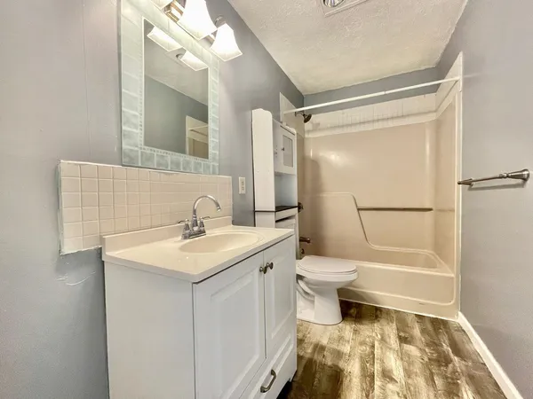 $2,600 | 83 Derryfield Court, Manchester, NH 03104