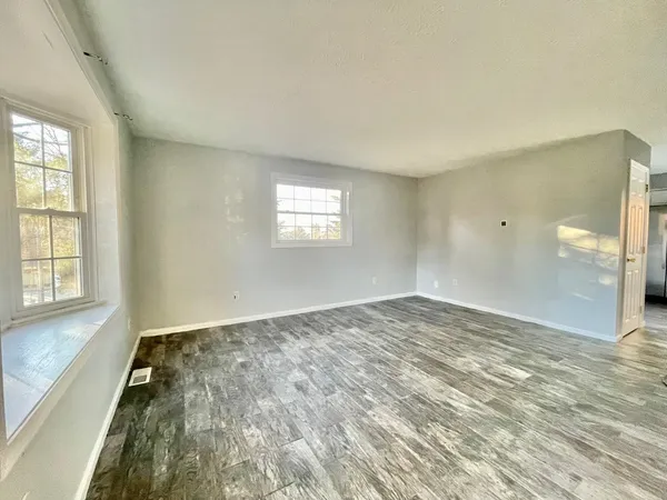 $2,600 | 83 Derryfield Court, Manchester, NH 03104