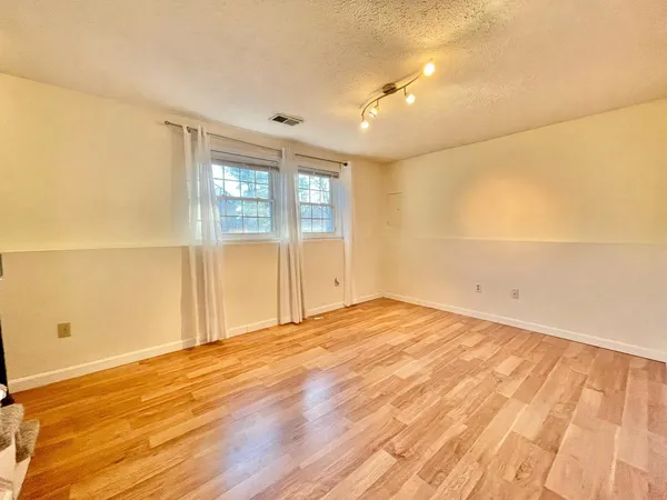 $2,600 | 83 Derryfield Court, Manchester, NH 03104